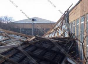 Ветер повредил школьную крышу