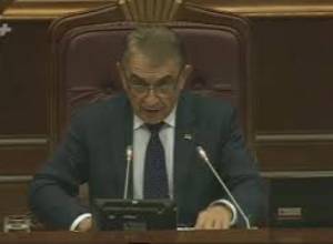 Հրայր Թովմասյանի հրաժարականի դիմումը ծափերով ընդունվեց ԱԺ-ում