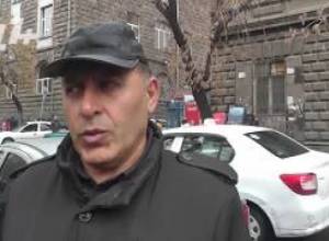 Հեղինական անձամբ է նվիրում իր գրքերը