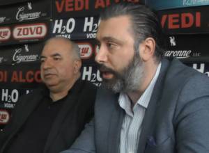 Таких как Атешян много и в Первопрестольном Эчмиадзине: Арагац Ахоян