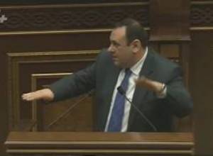 Թեկնածու Մելիքջանյանը պատասխանում էր հարցերին