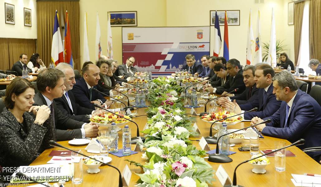 Երևանի քաղաքապետը հանդիպել է Լիոնի քաղաքապետին