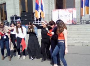 Informing about women's rights by song and dance