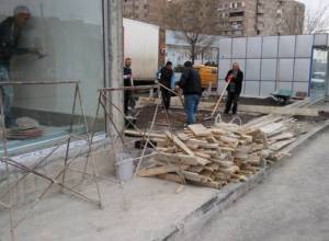 На газонах строятся ларьки: Тревожный звонок