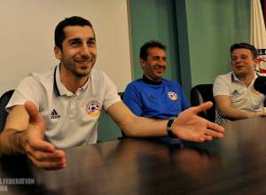 Mkhitaryan meets with Armenia U17, U19 national teams