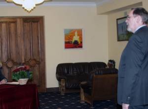 Эдвард Налбандян сделал запись в траурном журнале Посольства России