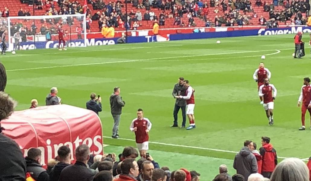 «Արսենալի» երկրպագուները մրցանակ հանձնեցին Հենրիխ Մխիթարյանին (տեսանյութ)