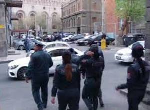 Ոստիկանական մեքենաներ ՀՀԿ-ի մատույցներում