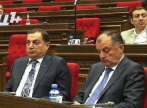 Էդ.  Շարմազանովը դժվարությամբ բացեց Հերմինե Նաղդալյանի ծրարը