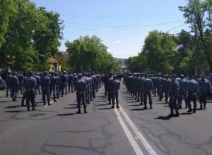 Police detachment in front of National Assembly.