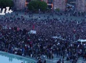 Կադրեր հանրահավաքի սկզբից