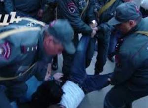 Ցուցարարները պառկեցին ոստիկանական մեքենայի տակ