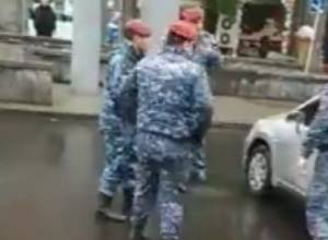 Ոստիկանները ոտքերով ջարդում են մեքենան