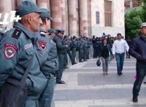 Ոստիկաններ կառավարության շենքի մոտ