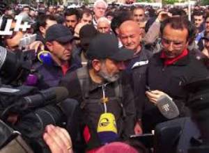 Նիկոլ Փաշինյանը պատասխանում է լրագրողների հարցերին