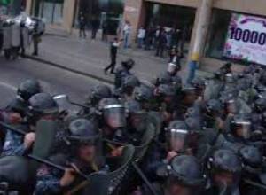 Ոստիկանները ուժ են կիրառում