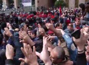 Ոստիկանները հատուկ միջոցներ են կիրառում ցուցարարների դեմ