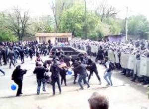 Ոստիկանները բռնի ուժ կիրառեցին(սիրողական նկարահանում)