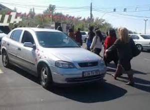 Ոստիկաններ առանց պետհամարանիշների մեքենաներով