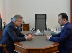 Vigen Sargsyan meets with Vigen Sargsyan