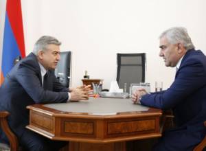 Karen Karapetyan meets with Samvel Karapetyan