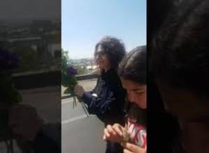 Արսինե Խանջյանը ժամանել է Երևան և ծաղիկներ բաժանել ցուցարարներին