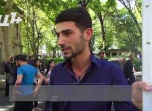 Քառօրյա պատերազմի մասնակիցները՝ կենդանի պատ ոստիկանների ու ցուցարարների միջև