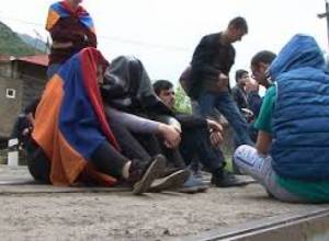 Երիտասարդները նստել են երկաթուղու գծերի վրա, փակելով Մ6 մայրուղին