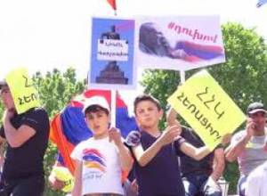 Հրապարակում մարդիկ սպասում են ԱԺ որոշմանը