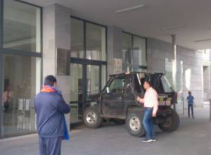 Blocked building entrances to Ministries