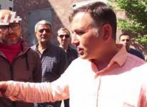 Մեքենաները փակել էին նախարարությունների շենքերը