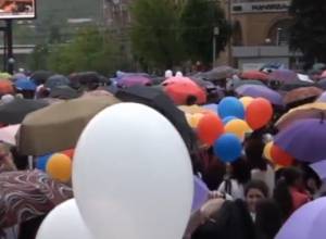 Vanadzor residents celebrate in square