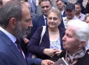 Nikol Pashinyan meets demonstrators in front of government building