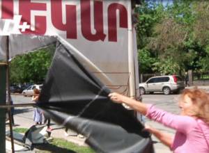 «Մերժենք Տարոնին և իր բարեկարգումը». ցուցարարները պոկում են այգին շրջապատած պաստառները