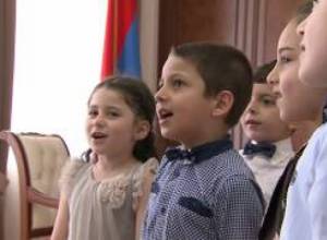 Երեխաները «գրավել էին» Նախագահի նստավայրը ;)