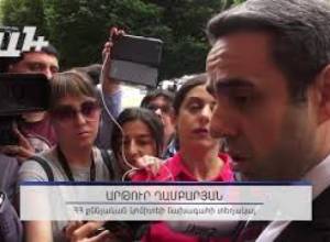 Քաղաքացիներն իրենց խնդիրներով կառավարության դիմաց են