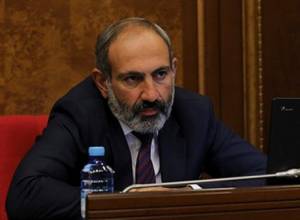 Պաշտոնյաների մեքենաները շարունակում են չկանգնել կարմիր լույսի տակ. Փաշինյան