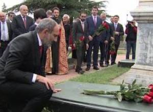 Նիկոլ Փաշինյանը ծաղիկներ է դրել Թումանյանի, Րաֆֆու և Սունդուկյանի շիրիմներին