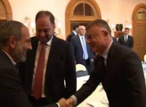 Վարչապետը Թբիլիսիում հանդիպել է տեղի գործարարների հետ