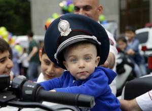 Полицейские машины, мотоцикл и водомет на Площади Свободы