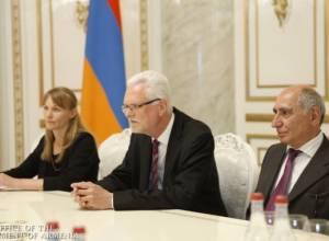 PM Pashinyan holds meeting with Statistics Denmark director-general in Yerevan
