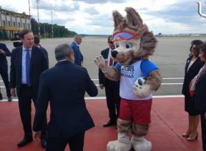 Nikol Pashinyan arrives in Moscow and plays football