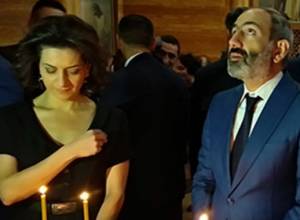PM Pashinyan lits candles at Armenian church in Moscow