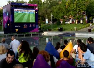 Мировые футбольные матчи на большом экране, размещенном на Лебедином озере