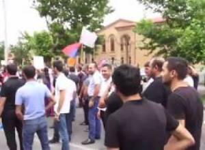 Էջմիածնում կրկին բողոքի ակցիաներ են