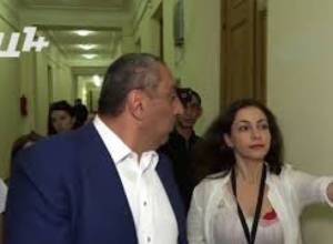 Մանվել Գրիգորյանի մասին հարցից պատգամավորը վիրավորվում է