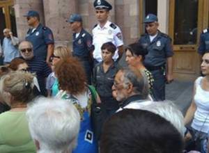 Parents of detainees demand amnesty