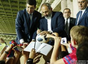 Премьер-министр наблюдал за «Матчем легенд»