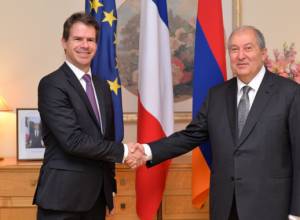 Президент Армен Саргсян посетил посольство Франции в Армении