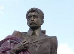 ՀՀ բարձրաստիճան պաշտոնյանները և կաթողիկոսը՝ Արամ Մանուկյանի արձանի բացմանը